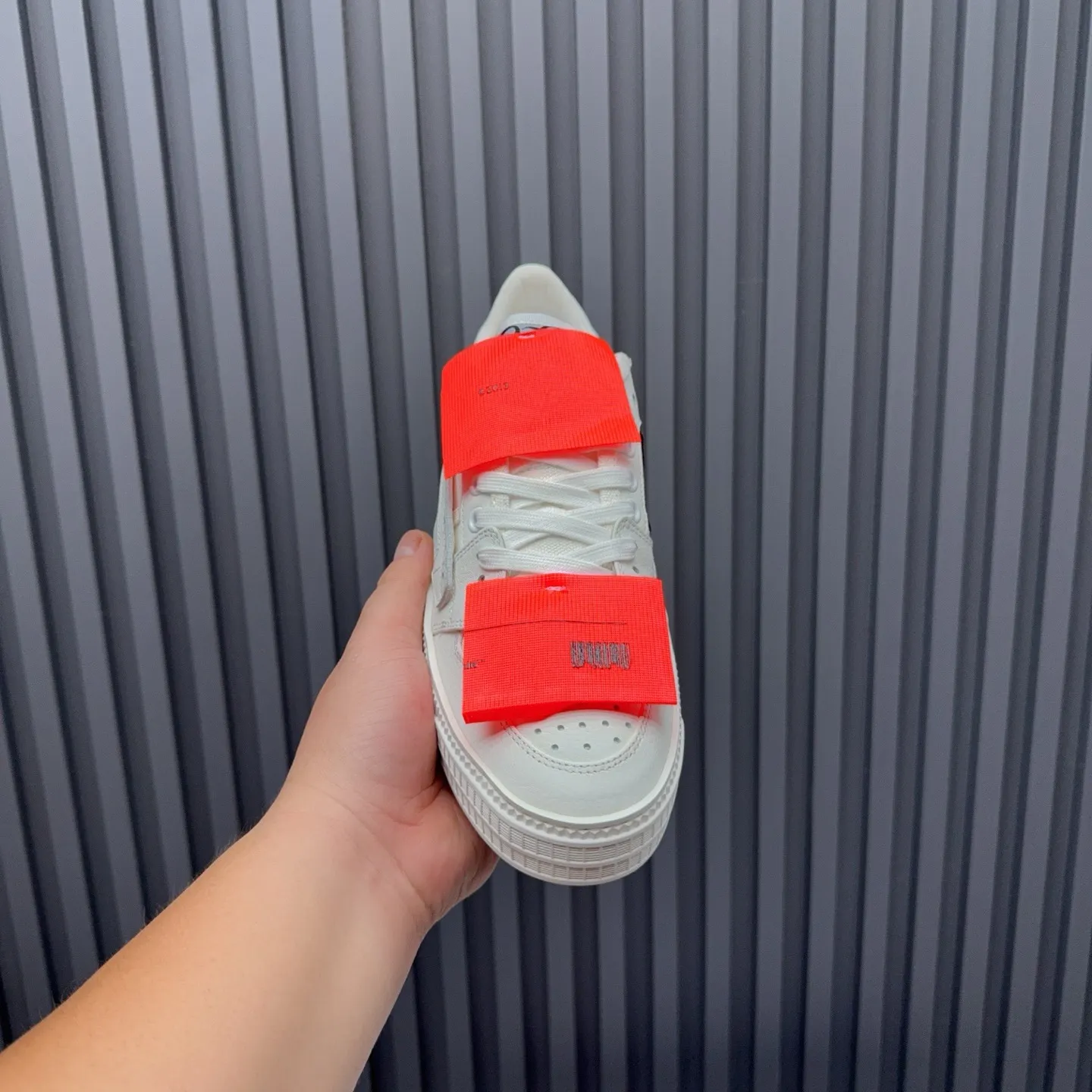 Men's shoes💰680 OFF WHITE ⚡️Couple style⚡️The latest spring style street casual shoes, released with the highest quality version on the market👊Series original mold opening, original lasting, production technology 1:1 original version➰🔜The best choice for more and more celebrities and Internet celebrities🔸In the classics Changes in the code🔸Innovate in the trend🔸Strive to break away from the shackles of bad street design🔝Although he is not the originator of fashion design, he is definitely a shining dark horse in avant-garde design🐴🆙Do not follow the trend🔅Not universal beauty🔅 Fabric💯First-layer cowhide Lining💯Imported skin-friendly and environmentally friendly polyester mesh Foot pads💯Original molded high-elastic environmentally friendly molding pads Midsole💯Made with original last-last technology Outsole💯Rubber outsole Packaging💯Official website synchronizes full set of packaging (brand wrapping paper, brand certificate, brand cloth bag) Code numbers 35-44, 45 46 Customized